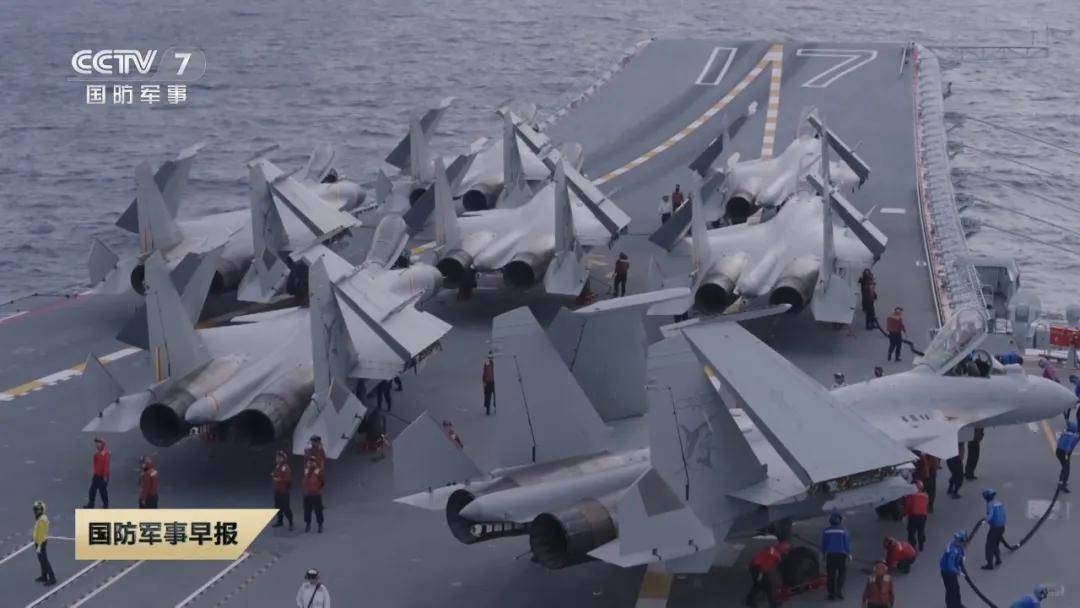 歼-15DH首次上舰!“山东”舰展示全甲板攻击,连续放飞24架?