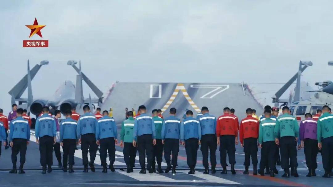 歼-15DH首次上舰!“山东”舰展示全甲板攻击,连续放飞24架?