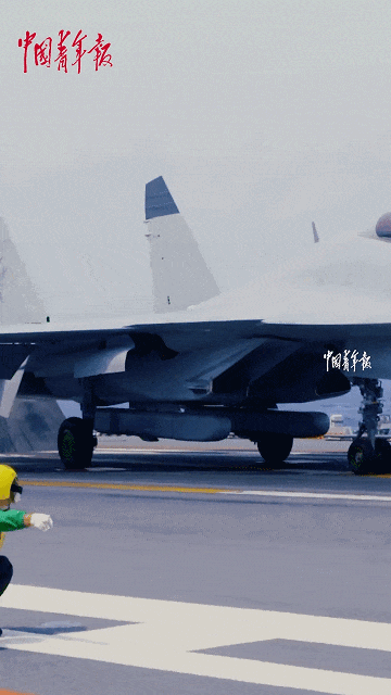 歼-15DH首次上舰!“山东”舰展示全甲板攻击,连续放飞24架?