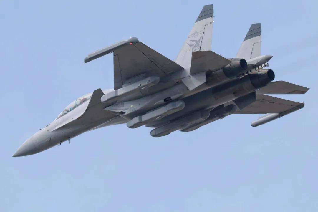 歼-15DH首次上舰!“山东”舰展示全甲板攻击,连续放飞24架?