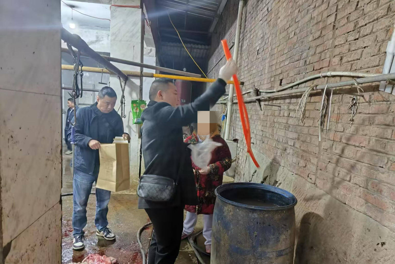 给活牛插管注水每头增重80斤!四川荣县警方破获一起售卖注水牛肉案,5人被抓