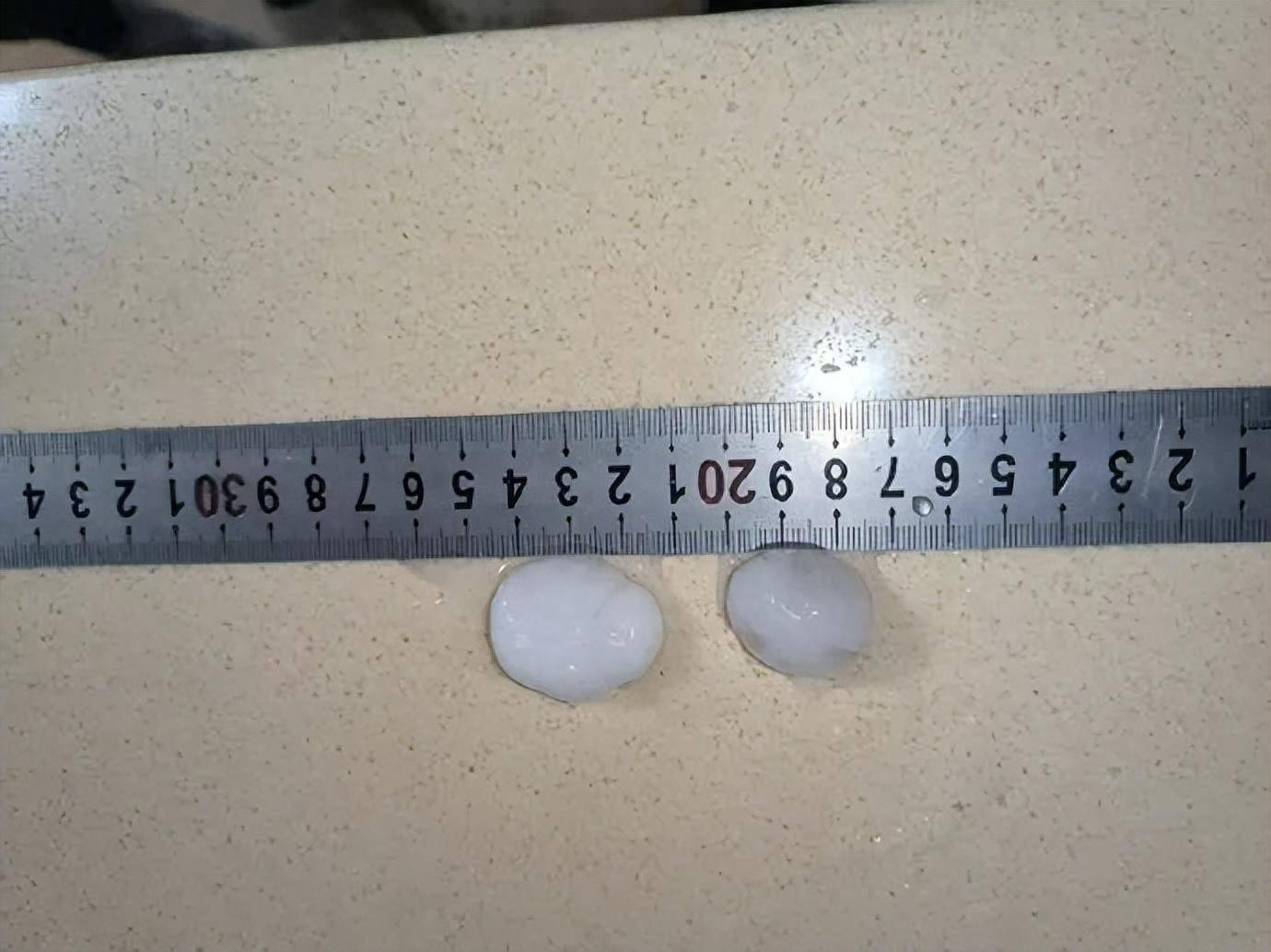 北京昨晚冰雹大如鸽子蛋！行人冒雨骑车被砸，有车辆桥下躲雹致交通拥堵