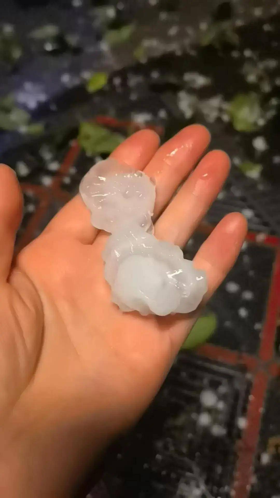 北京昨晚冰雹大如鸽子蛋！行人冒雨骑车被砸，有车辆桥下躲雹致交通拥堵