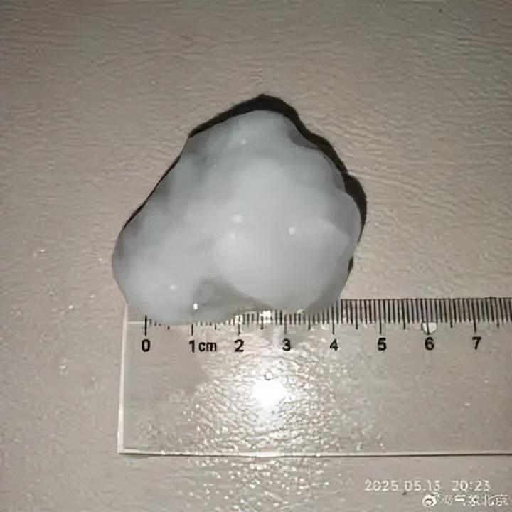 北京昨晚冰雹大如鸽子蛋！行人冒雨骑车被砸，有车辆桥下躲雹致交通拥堵