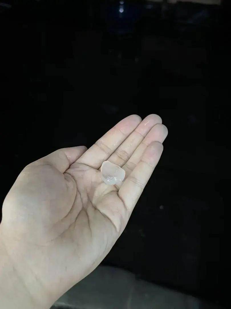 北京昨晚冰雹大如鸽子蛋！行人冒雨骑车被砸，有车辆桥下躲雹致交通拥堵