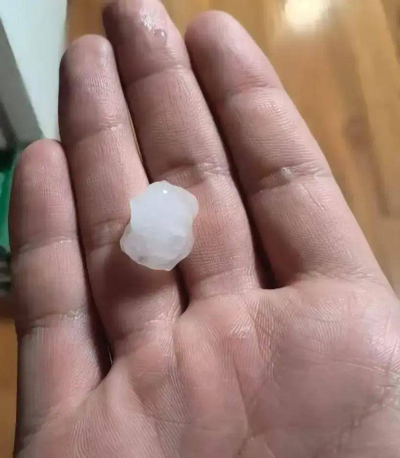 北京昨晚冰雹大如鸽子蛋！行人冒雨骑车被砸，有车辆桥下躲雹致交通拥堵