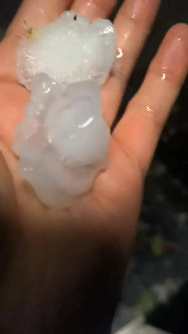 北京昨晚冰雹大如鸽子蛋！行人冒雨骑车被砸，有车辆桥下躲雹致交通拥堵