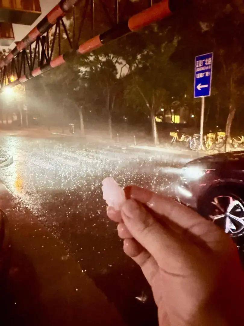 北京昨晚冰雹大如鸽子蛋！行人冒雨骑车被砸，有车辆桥下躲雹致交通拥堵
