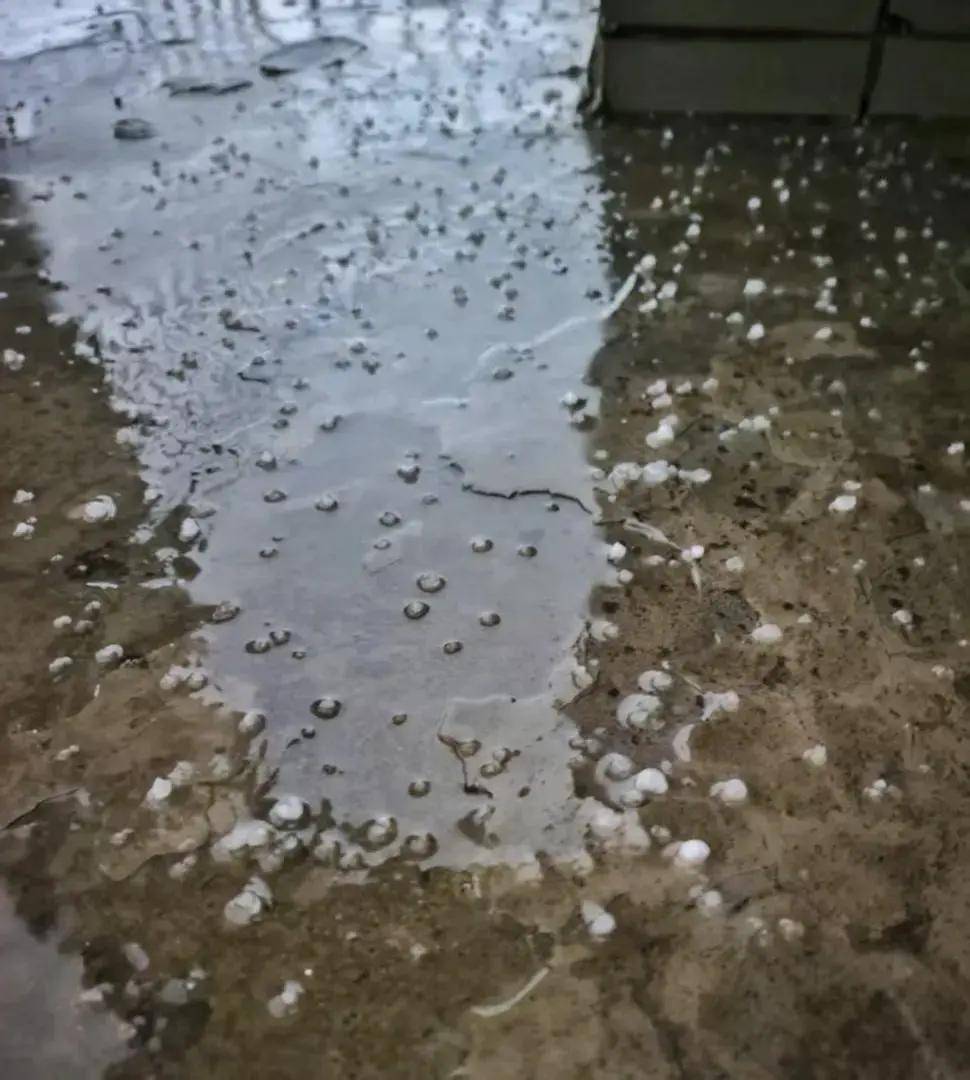 北京昨晚冰雹大如鸽子蛋！行人冒雨骑车被砸，有车辆桥下躲雹致交通拥堵