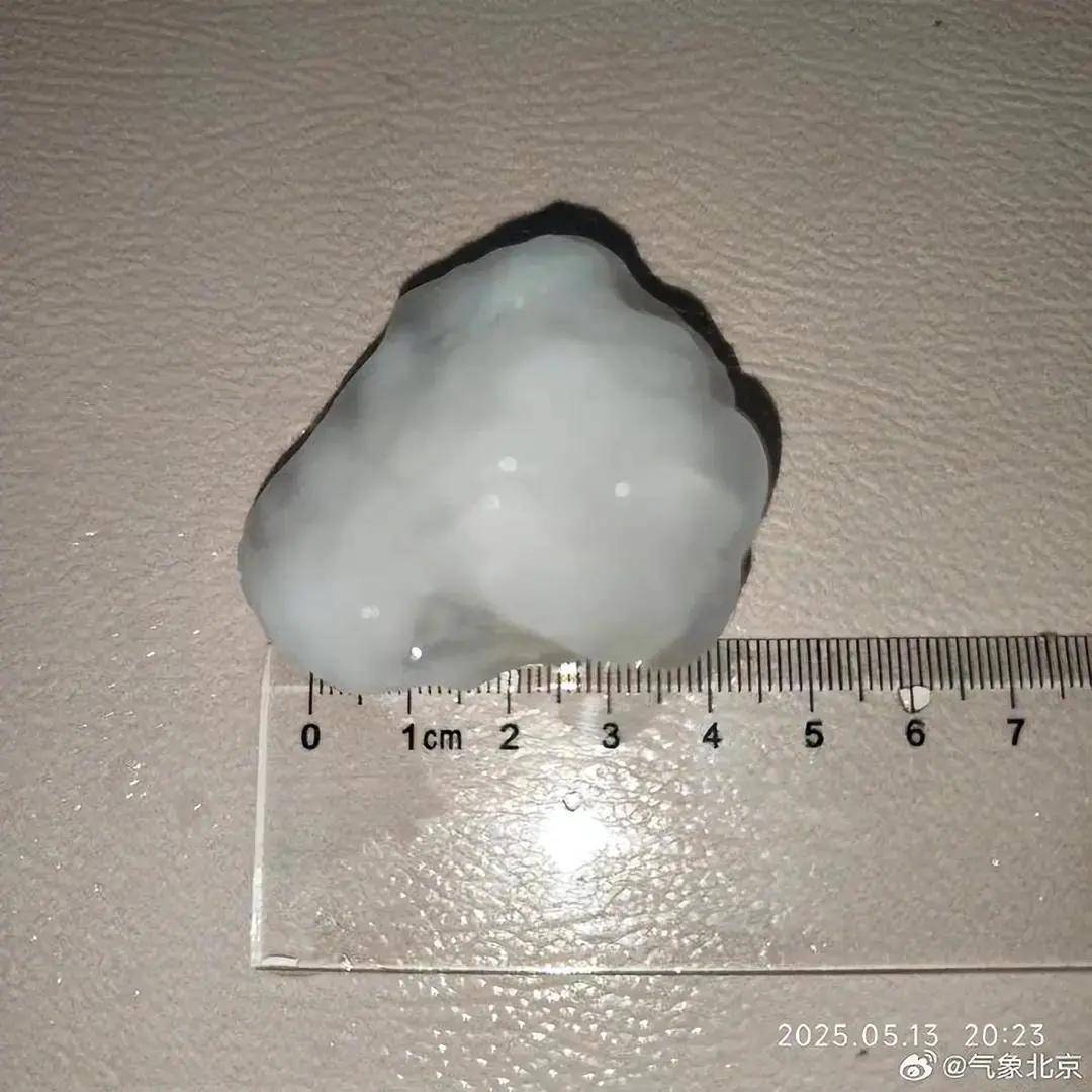 北京昨晚冰雹大如鸽子蛋！行人冒雨骑车被砸，有车辆桥下躲雹致交通拥堵