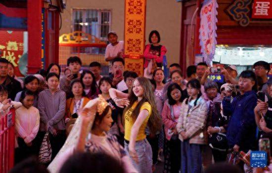新疆伊犁：暑期旅游人气旺