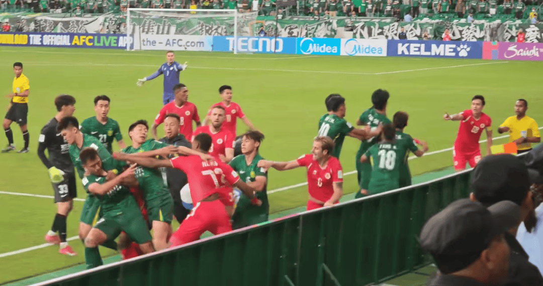 北京国安亚冠赛场爆发冲突,场面十分混乱