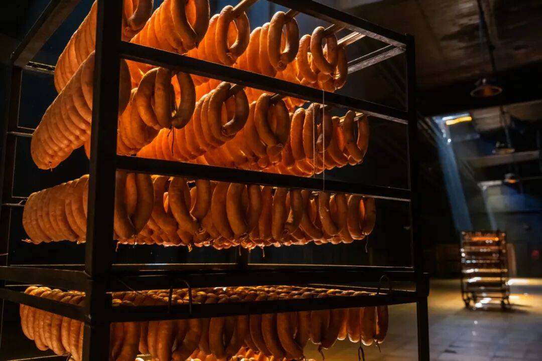 秋林里道斯红肠攻占全国超市,还要冲千亿全球市场 | 百年老字号“守正创新”破圈:一根红肠年售17亿元