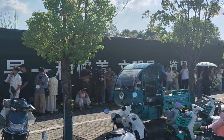 揭秘“鸡排哥”和“鸡排家族”:没火前他免费教亲戚炸鸡摆摊,走红后亲戚都来帮忙打下手