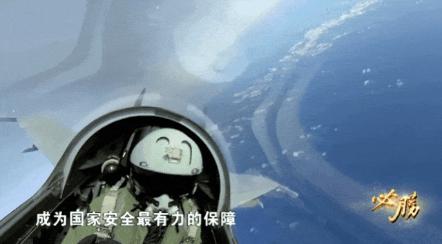 我军受阅飞行员披露惊人时刻:一人锁定两架外军战机!