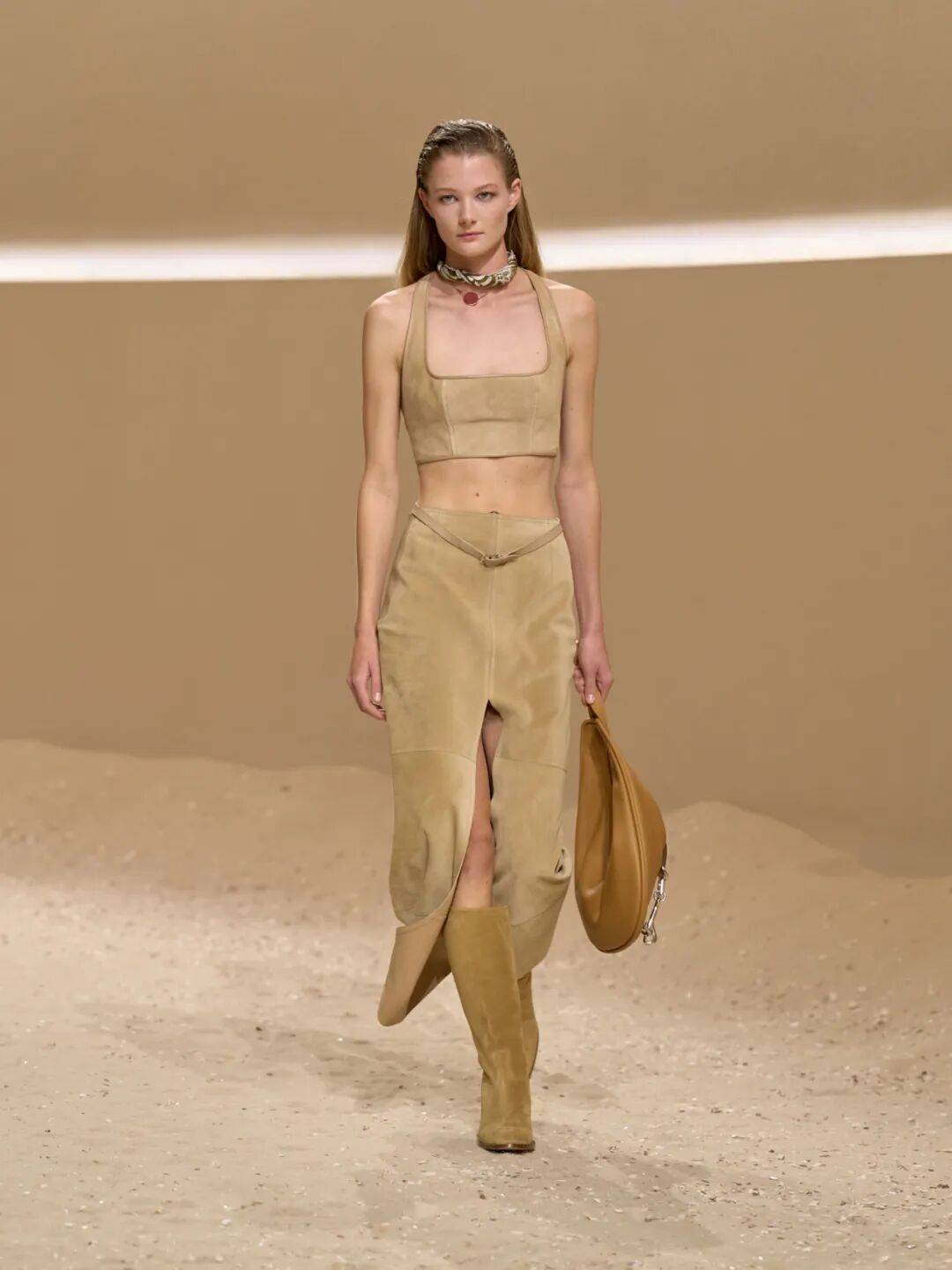 Hermès的女骑士,在沙滩上自由驰骋