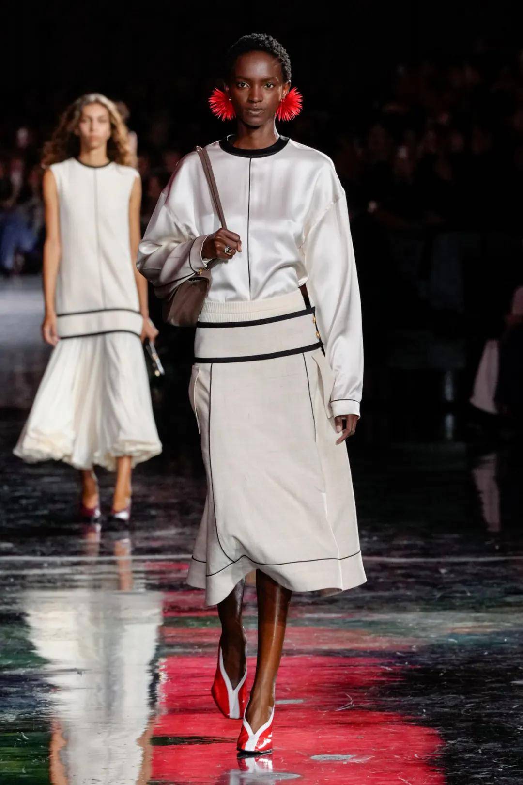 周迅、窦靖童、刘雯、井柏然同框围观香奈儿的新秘密