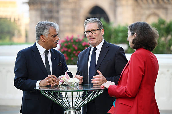 英首相撇清：没想讨好中国，要怪就怪前任