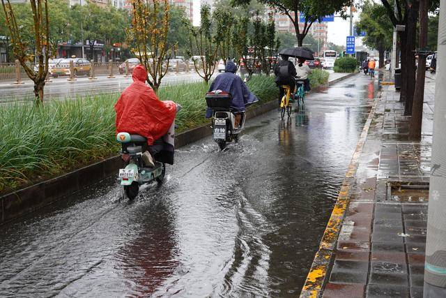 北京城区降雨量已达暴雨，今明两天最高气温12℃至13℃