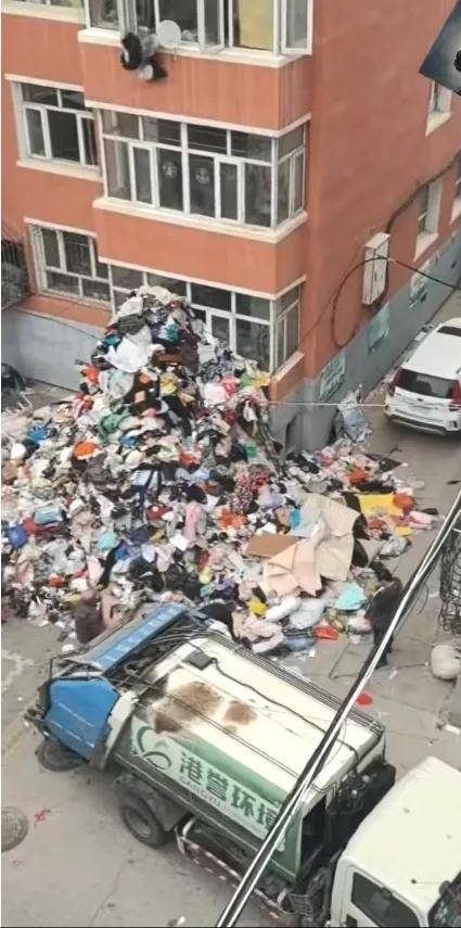 河北张家口七旬老太房间囤满废品，整栋楼全是蟑螂