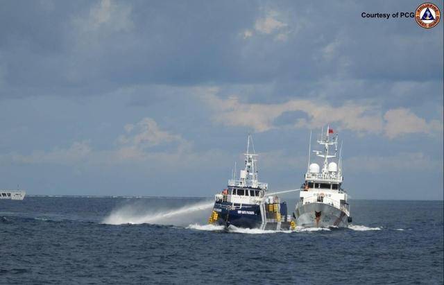 菲船顶着水炮撞击我海警船,马科斯救灾无能,又打南海牌转移视线