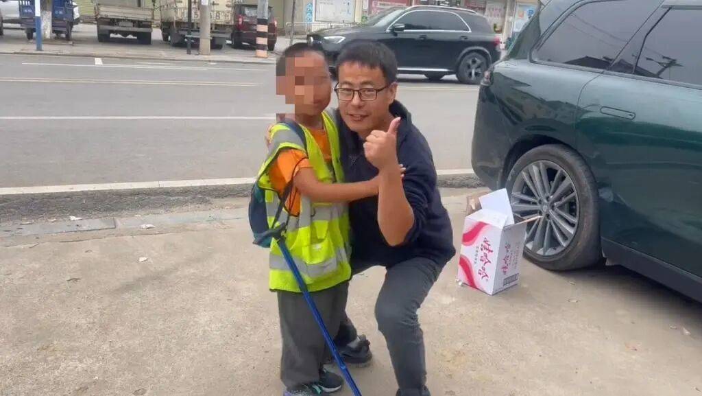 湖北一男子辞掉月薪2万元工作,带9岁儿子徒步千里,计划60天走到山东……原因让人泪目