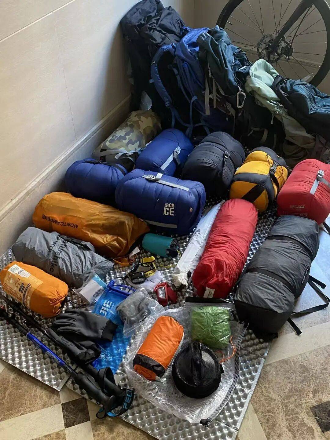 这一届年轻人,只租不买了