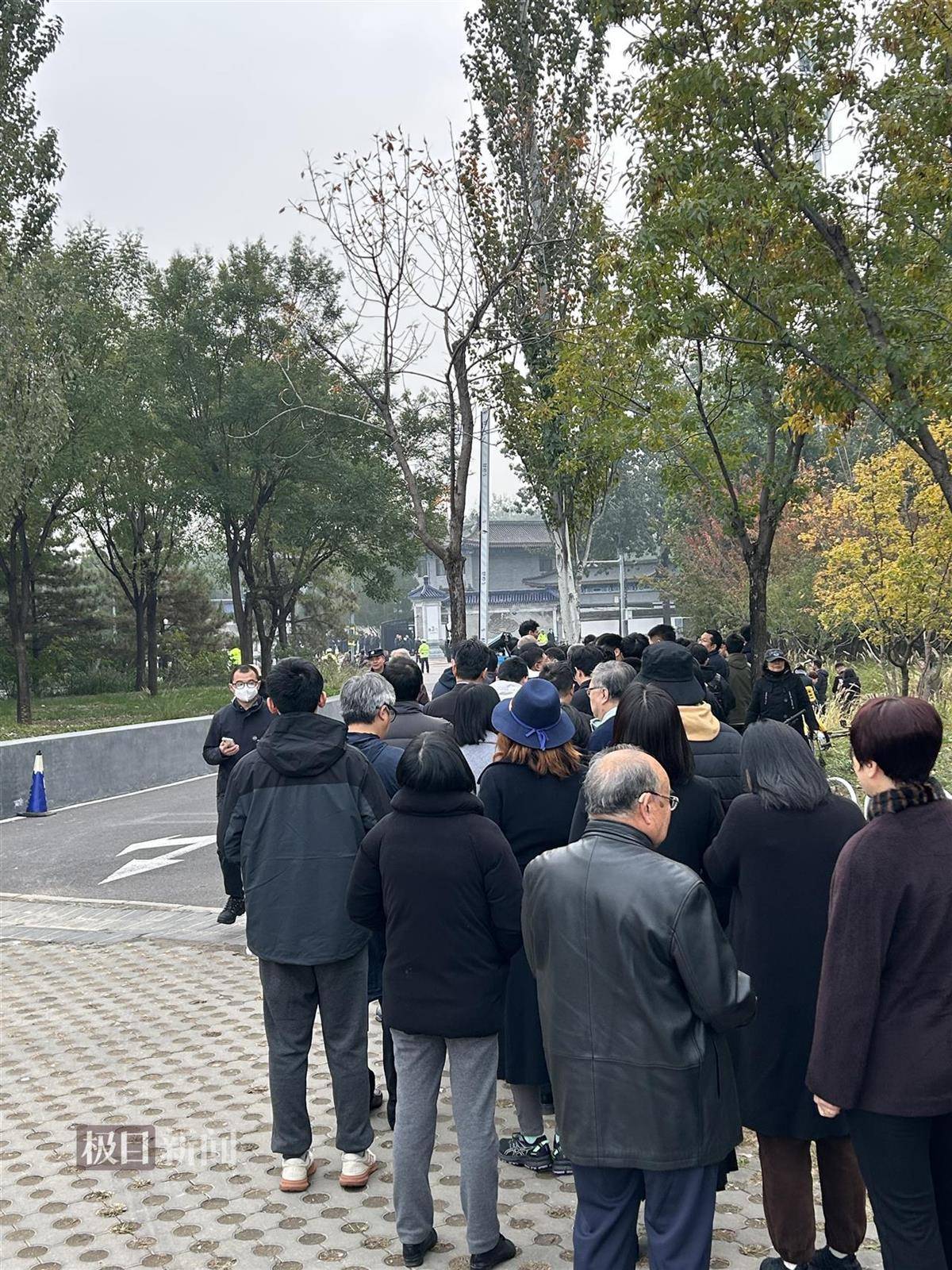 杨振宁遗体告别仪式在京举行，八宝山革命公墓外排起数十米长队，现场群众含泪相送